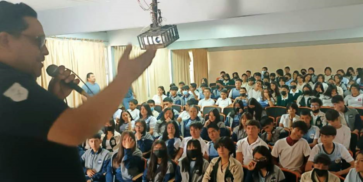 El Profesor Ricardo Niño  habló a los estudiantes sobre la historia de Uriangato